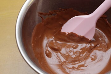 チョコレート菓子を作っている
