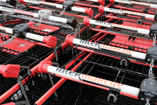 Vannes, France, 15 f&eacute;vrier 2022 : Chariots de supermarch&eacute; fran&ccedil;ais de l'enseigne Intermarch&eacute;