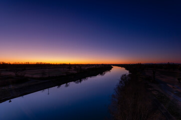 Fototapeta na wymiar 夜明け間近の荒川の景色