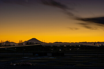さいたま市から見る日没後の富士山