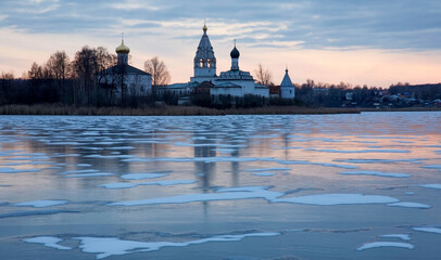 Orthodox Christian monastery on the island of Lake Vorsmenskoye in the Nizhny Novgorod region - 487385613