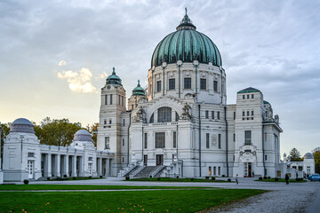 Der Wiener Zentralfriedhof wurde 1874 eröffnet und zählt mit einer Fläche von fast zweieinhalb Quadratkilometern und rund 330.000 Grabstellen mit rund drei Millionen Verstorbenen zu den größten Friedh