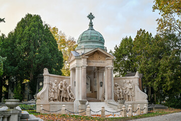 Fototapeta premium Der Wiener Zentralfriedhof wurde 1874 eröffnet und zählt mit einer Fläche von fast zweieinhalb Quadratkilometern und rund 330.000 Grabstellen mit rund drei Millionen Verstorbenen zu den größten Friedh
