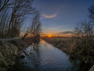 Sonnenuntergang am Flu&szlig;