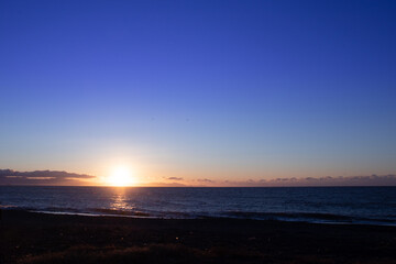 水平線からの朝焼け