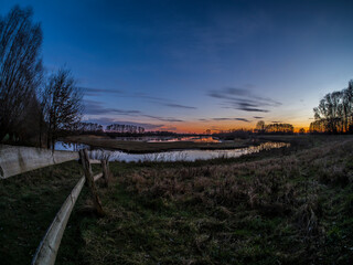 Fototapeta na wymiar Naturschutzgebiet am Abend. Sonnenuntergang am See