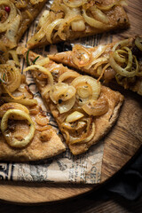 part de pizza fait maison au oignons et romarin