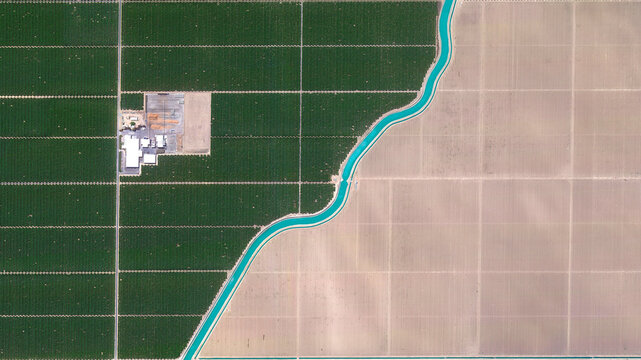 irrigation canals, fields, cultivated fields, ploughed fields and land consolidation looking down aerial view from above, bird’s eye view irrigation canals and fields, California, USA