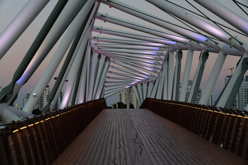 Naklejka premium Curved bridge of original architecture for pedestrians and cyclists in Netanya