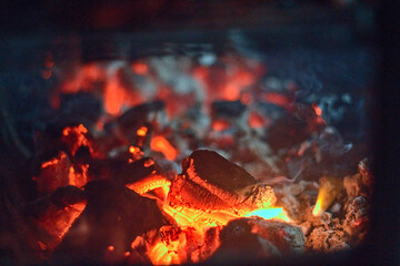 brazas ardientes de carbon prendido, carbon para asados