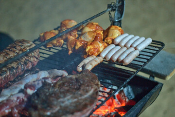 asando carne, pollo, cerdo y salchichas, asado casero chef casero