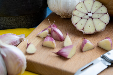Dientes de ajo crudo troceado sobre la mesa