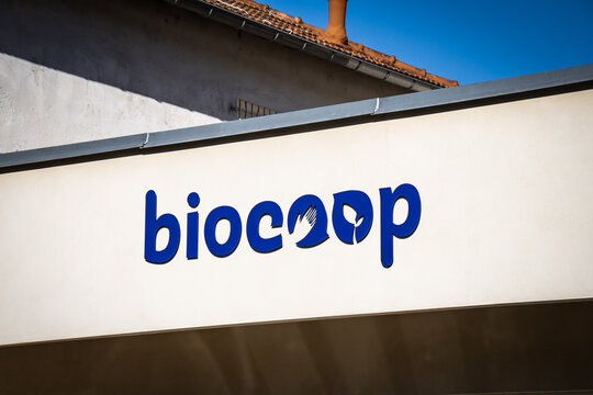 Façade De Supermarché Bio De Marque Biocoop