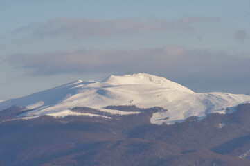 Widok na Tarnice zimową porą w Bieszczadach.