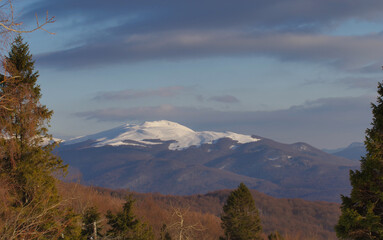 Widok na Tarnice zimową porą w Bieszczadach.