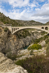 Vue sur les Gorges de l’Hérault depuis le Pont du Diable par un temps nuageux (Occitanie, France)