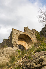 Fototapeta na wymiar Ancienne fortification du village médiéval de Saint-Guilhem-le-Désert (Occitanie, France)
