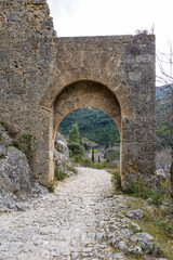 Obraz premium Ancienne fortification du village médiéval de Saint-Guilhem-le-Désert (Occitanie, France)