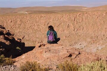 Fototapeta na wymiar mulher observa o vale no Atacama