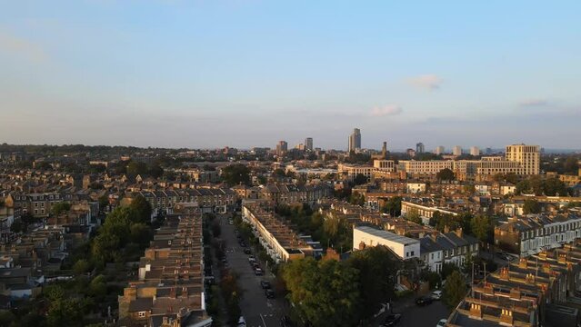 Dron shot UK england open shot sun afternoon sky buildings London smog mist dark church paning left covid trees tree front green bus cars rush our.mp4