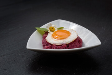 Edle Interpretation von traditionellem Hamburger Labskaus