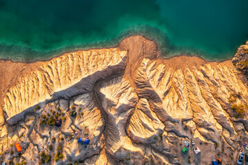 Steinbruch und goldener Strand mit wunderschönem blauem, türkisfarbenem Wasser. Luftaufnahmen von einer Drohne. Ukraine. Konzept, Urlaub, Reisen, Natur und Landschaft