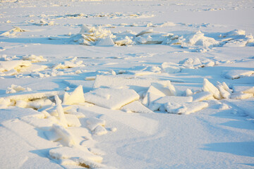 Obraz premium Ice hummocks on the coast of the Gulf of Finland in the spring (winter) season. Zelenogorsk, St. Petersburg, Russia.