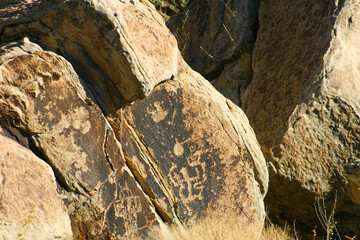 Obraz premium Petroglyph Writings from First Nation Native Americans Depicting Life in the Past as Seen by Indians