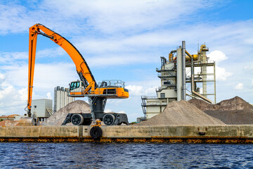 Hafenanlage mit Bagger