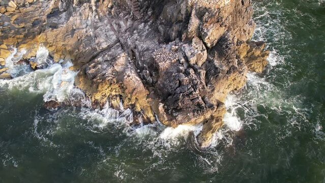 Drohne Luftaufnahme Monte Circeo von oben- Smaragdgr&uuml;nes Wasser mit Nahaufnahme auf die Brechende Wellen am Ufer und K&uuml;ste. Windiger Sommertag am Meer mit schaumiger wellen. Italien