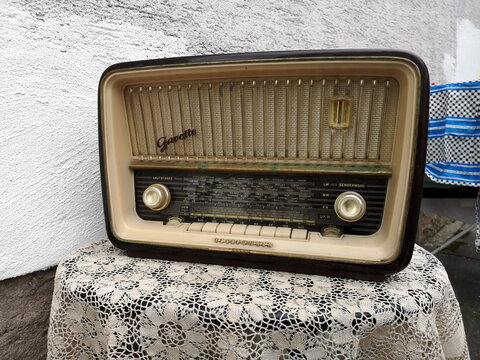 Telefunken Gavotte R&ouml;hrenradio der F&uuml;nfzigerjahre am 27.07.2019 auf dem Flohmarkt beim Oldtimertreffen Golden Oldies in Wettenberg Krofdorf-Gl&ouml;eiberg bei Gie&szlig;en in Hessen