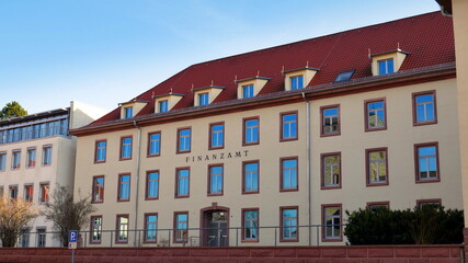 Fototapeta na wymiar altes Finanzamt in Mosbach in klassischer Bauweise mit vielen Fenstern und Gauben unter blauem Himmel
