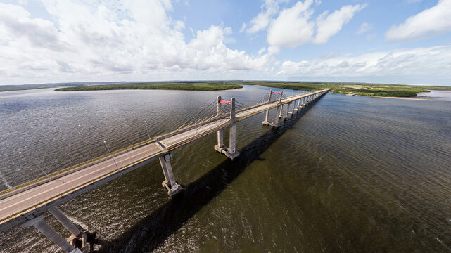 Imagem A&eacute;rea da Ponte Gilberto Amado sobre o rio Piau&iacute; ligando os munic&iacute;pios de Est&acirc;ncia e Indiaroba, com 1.712 metros de extens&atilde;o e 14,2 metros de largura
