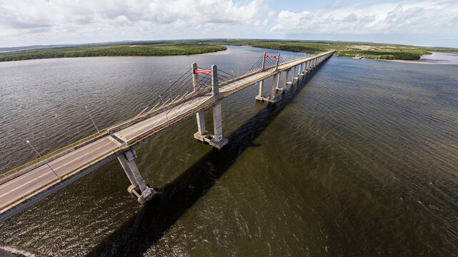 Imagem Aérea da Ponte Gilberto Amado sobre o rio Piauí ligando os municípios de Estância e Indiaroba, com 1.712 metros de extensão e 14,2 metros de largura