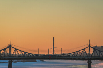 Obraz premium the bridge через реку, the заднем плане of a trumpet, and at home, according to the закате