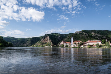 Blick &uuml;ber die Donau auf den Ort D&uuml;rnstein, Felswand und Burg