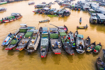 Cai Rang floating market is bustling with Tet boats to welcome the new year, items include watermelons and other agricultural products.