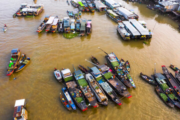 Fototapeta na wymiar Cai Rang floating market is bustling with Tet boats to welcome the new year, items include watermelons and other agricultural products.