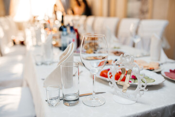 beautifully set table at a wedding banquet with delicious food and alcohol