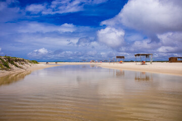 Praia tropical com maré baixe no dia ensolarado