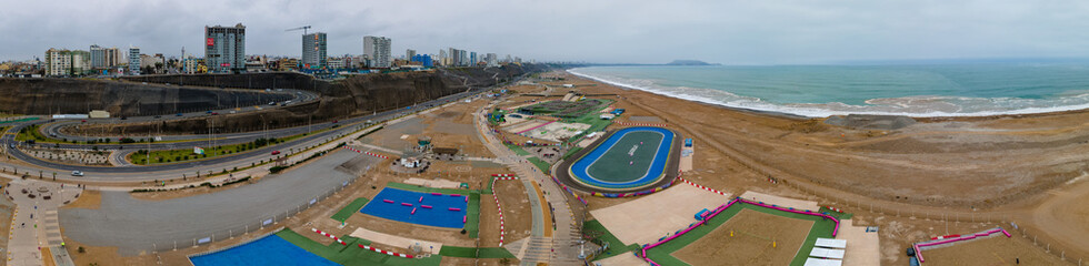 Obraz premium Vista aérea panorámica, costa verde, distrito de san miguel, lima. Perú