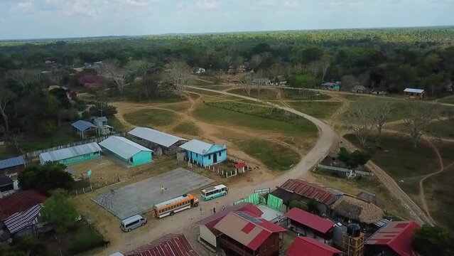 Vista a&eacute;rea filmada desde un dron de la comunidad Carmelita, ubicada en el centro de la Reserva Biosfera Maya, en Pet&eacute;n, Guatemala. Este lugar es el &uacute;ltimo resquicio de civilizaci&oacute;n en la selva.
