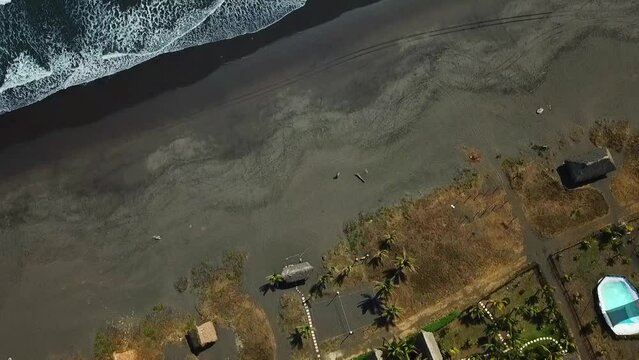 Vista de dron de la playa de El Pared&oacute;n, ubicada en la costa del Pac&iacute;fico de Guatemala. Es un peque&ntilde;o pueblo pesquero y tur&iacute;stico, que se promociona como un lugar ideal para la pr&aacute;ctica del surf.