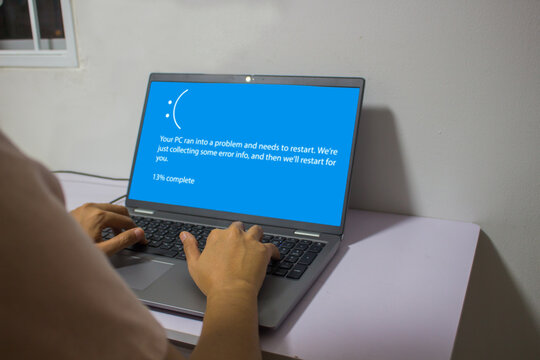 Laptop computer showing its blue screen with blue screen of death.  Stock-Foto | Adobe Stock