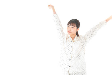 目覚める若い女性
