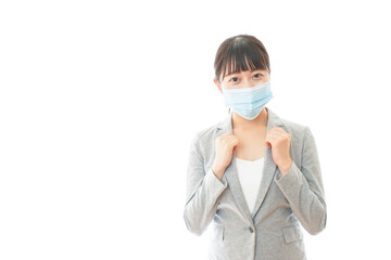 マスクをして働く若いビジネスパーソン