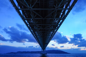 明石海峡大橋の真下からの写真