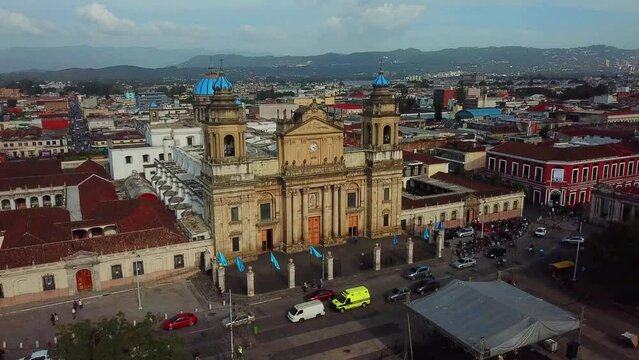Vista a&eacute;rea de dron de la Catedral Metropolitana, la iglesia principal de la Ciudad de Guatemala y de la Arquidi&oacute;cesis de Guatemala. Su estructura masiva incorpora elementos barrocos y cl&aacute;sicos.