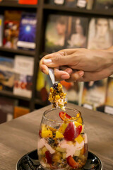 yogurt con berrys y frutos secos