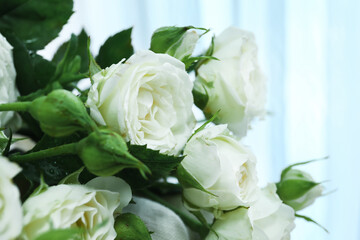 Obraz na płótnie Canvas Bouquet of beautiful fresh roses in room, closeup